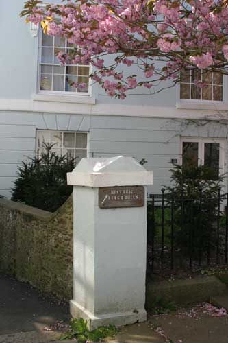 Sign leading to Leechwell spring